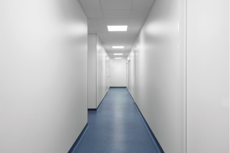 Witter dan dit wordt het niet in deze oogverblindende gang in Front white-afwerking